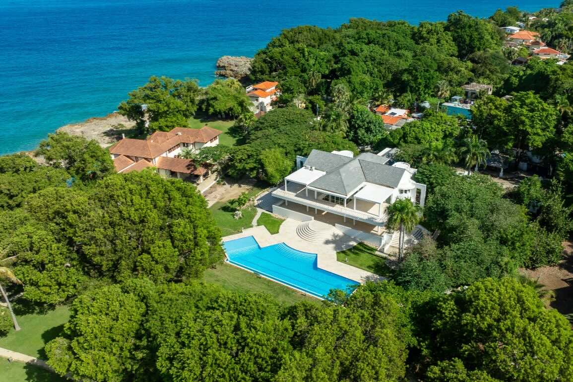 Villa frente al mar en venta en Playa Chiquita, Sosúa — Piscina