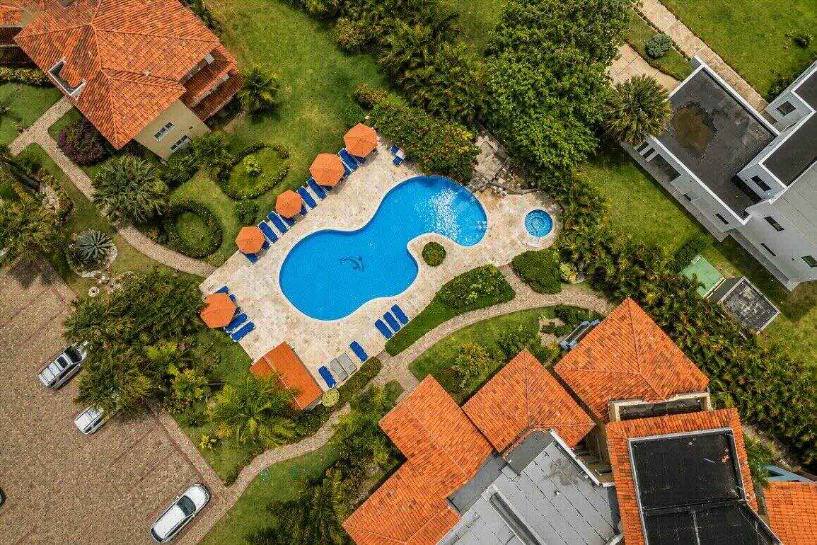 Apartamento renovado de 2 habitaciones en venta en Perla Marina — Piscina