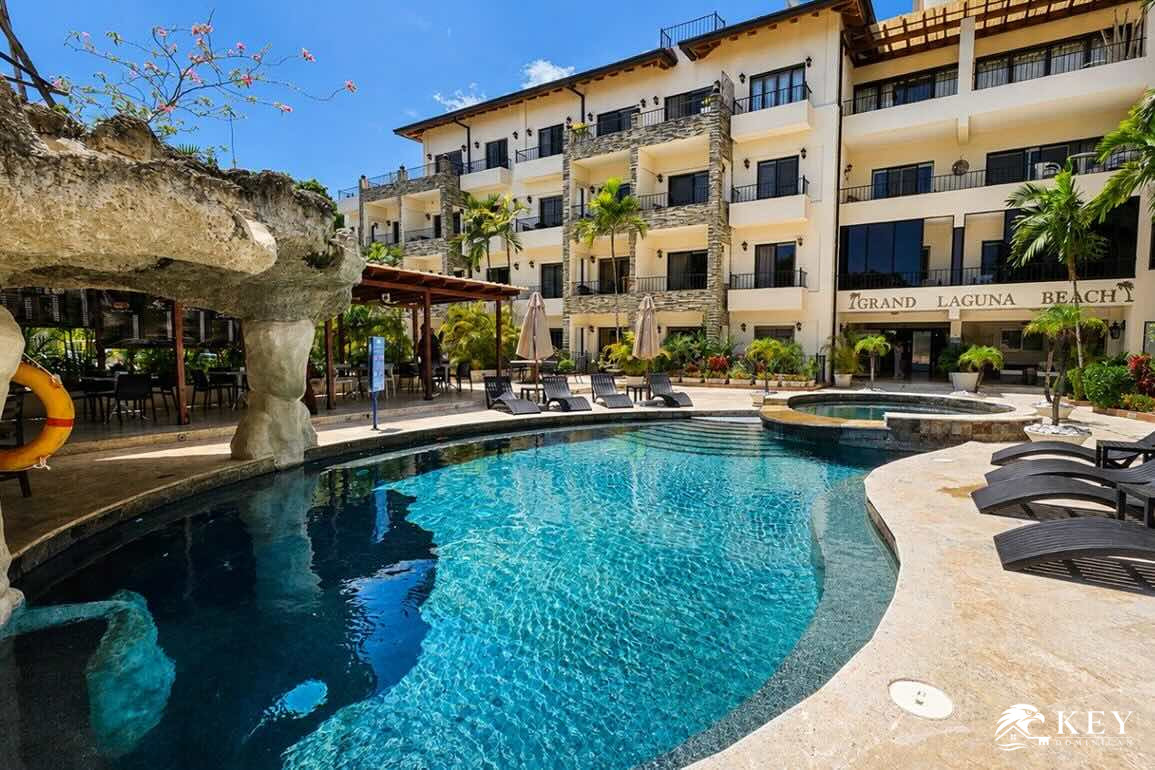 Apartamento de 2 Dormitorios en Venta en Grand Laguna Beach, Sosúa — Piscina