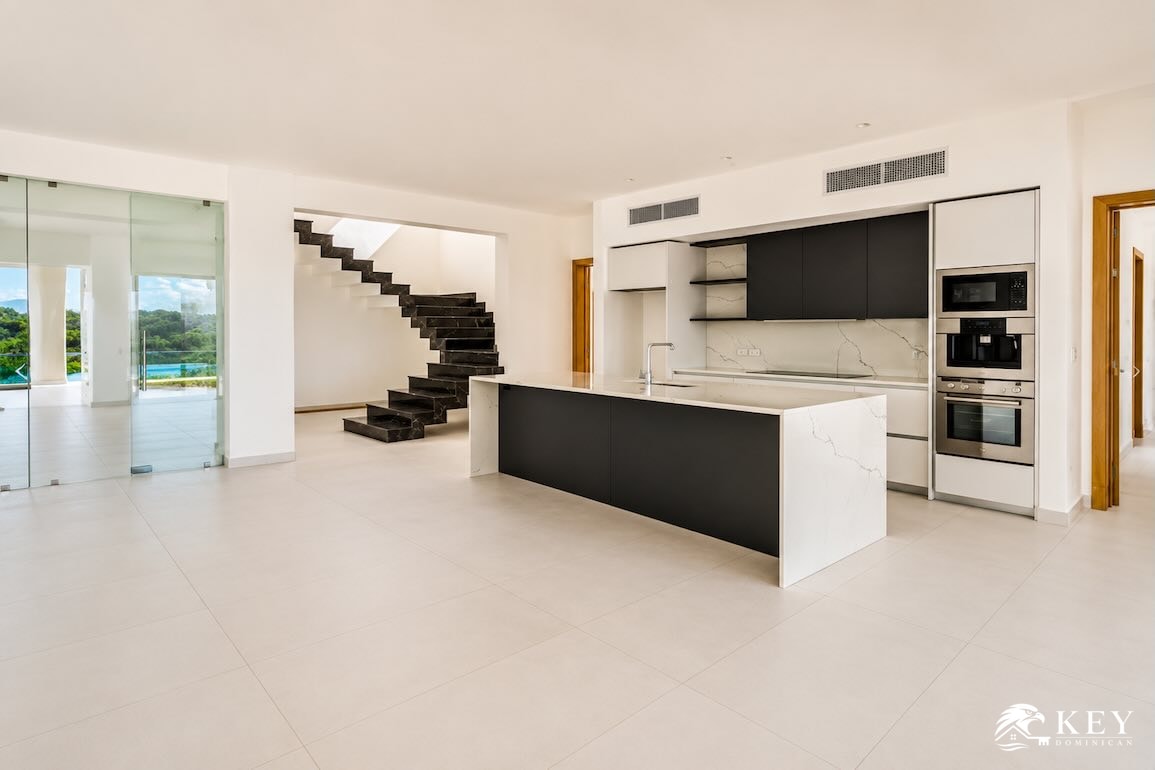 Cap El Limón, Samaná — 7-Bedroom Oceanfront Mansion for Sale — Photo 9