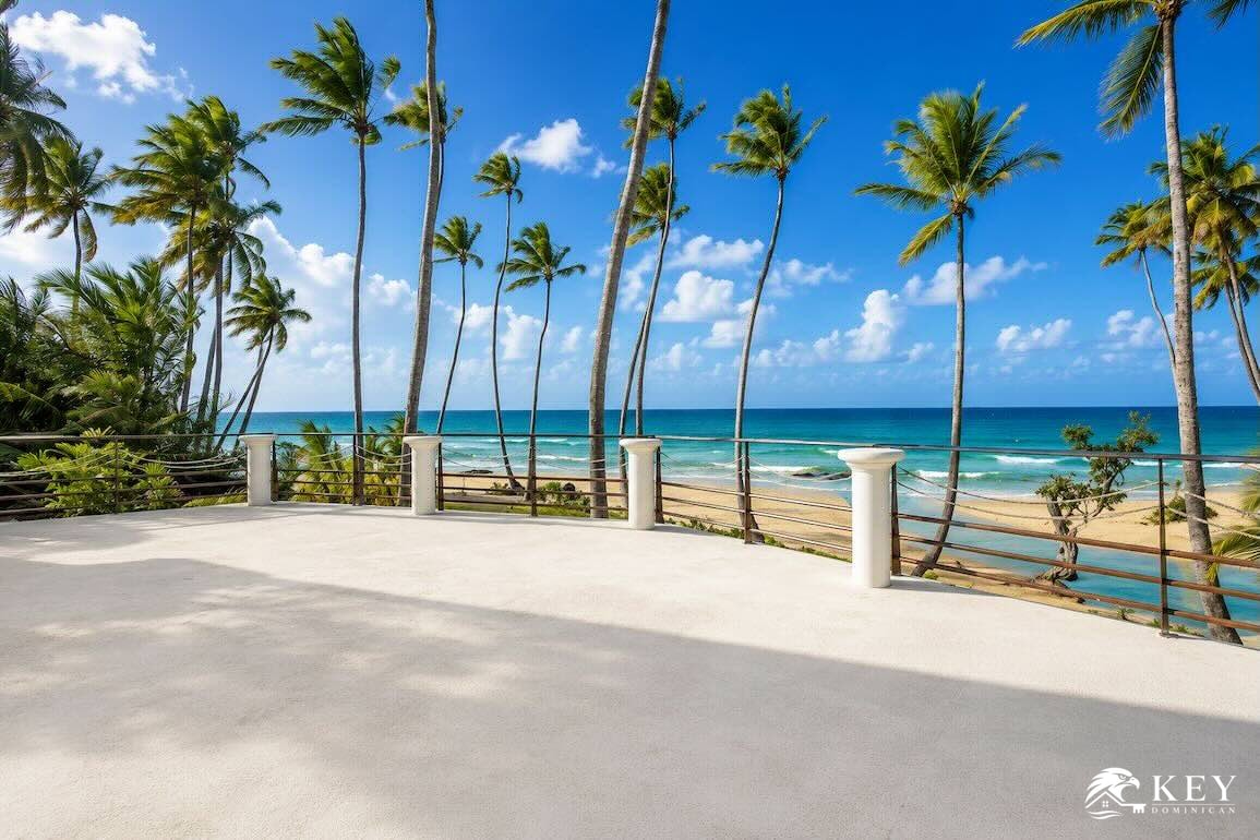 Playa Cosón, Las Terrenas — 9-Bedroom Beachfront Villa for Sale — Photo 3