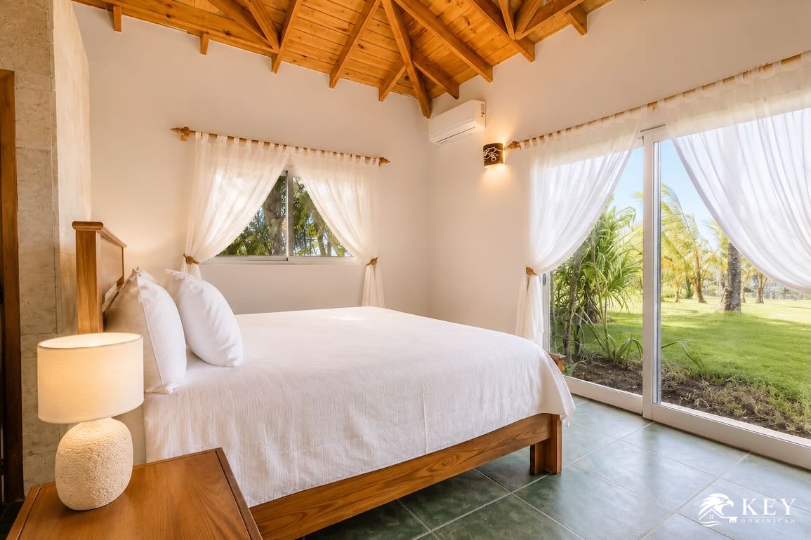 Playa Cosón, Las Terrenas — 9-Bedroom Beachfront Villa for Sale — Photo 8