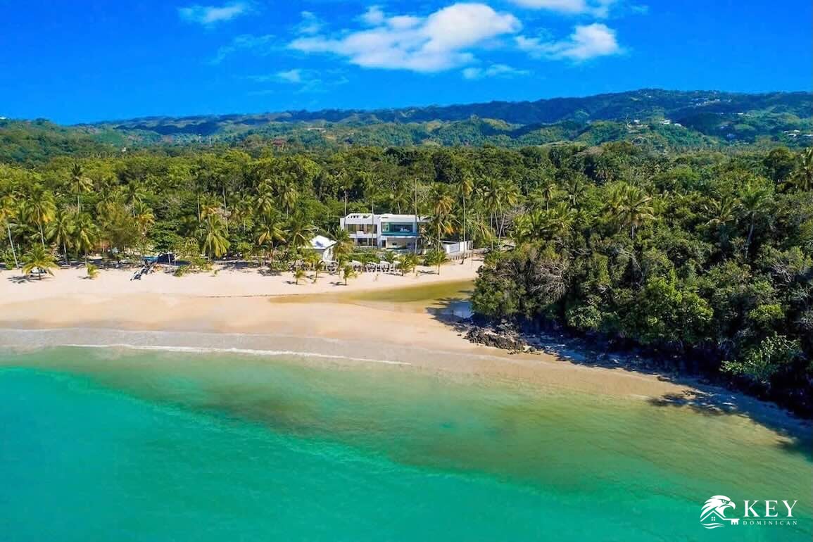 Playa Las Ballenas, Las Terrenas — 5-Bedroom Beachfront Villa for Sale — Photo 1