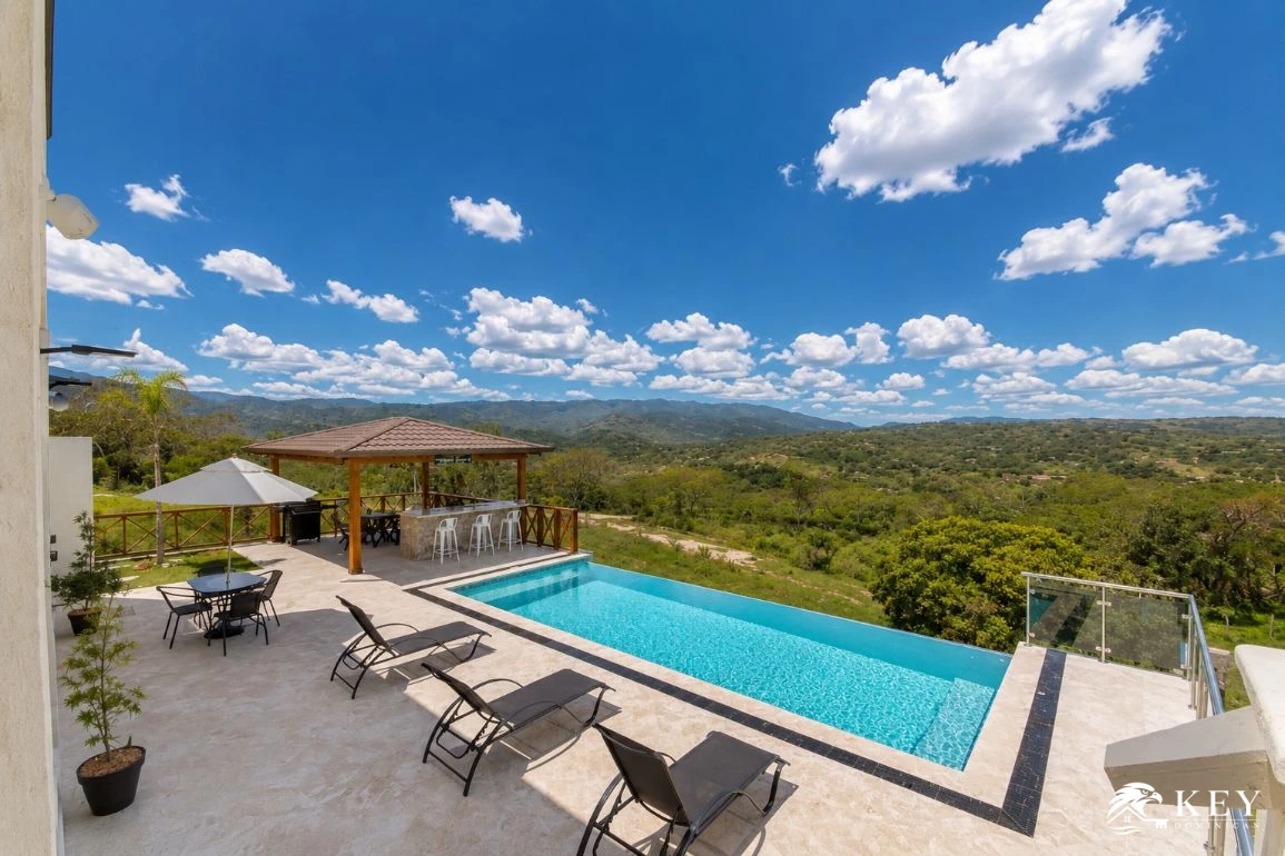 Villa de 4 Dormitorios en Venta en Puerto Plata, Camú – Vistas al Mar — Piscina