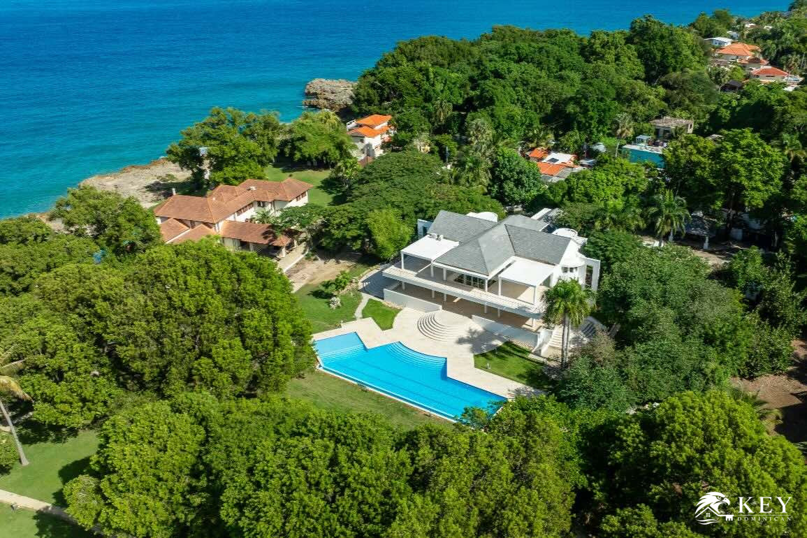 Beachfront Villa for Sale in Playa Chiquita, Sosúa — Pool