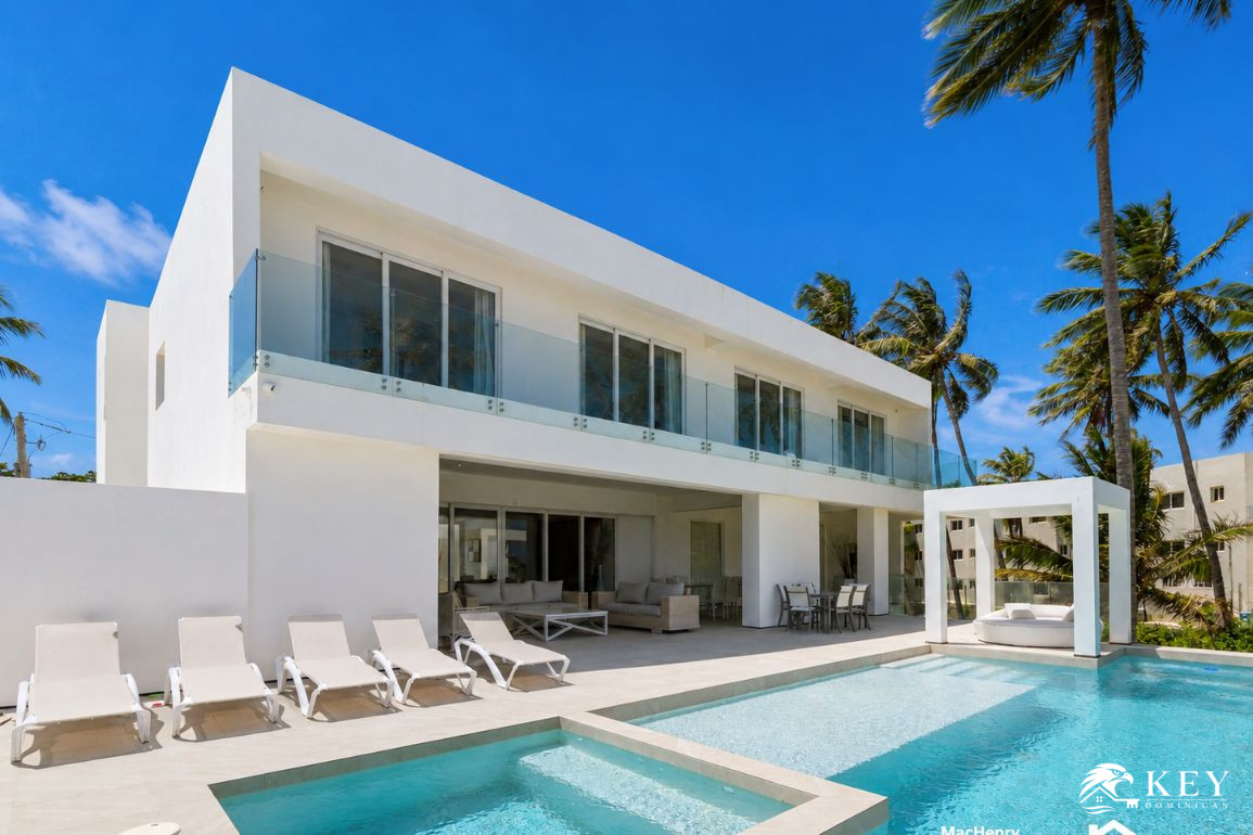 Villa de Lujo Frente al Mar de 5 Dormitorios en Venta en Cabarete — Vista