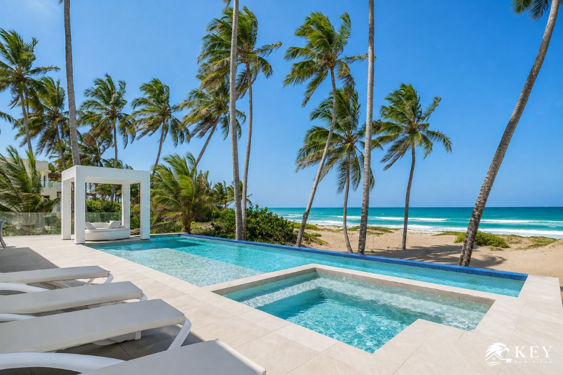 Villa de Lujo Frente al Mar de 5 Dormitorios en Venta en Cabarete — Piscina